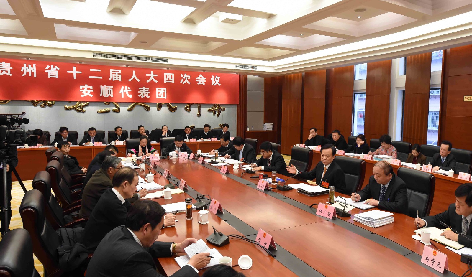 1月26日，省委书记陈敏尔来到他所在的安顺代表团，与代表们一起审议《政府工作报告》。