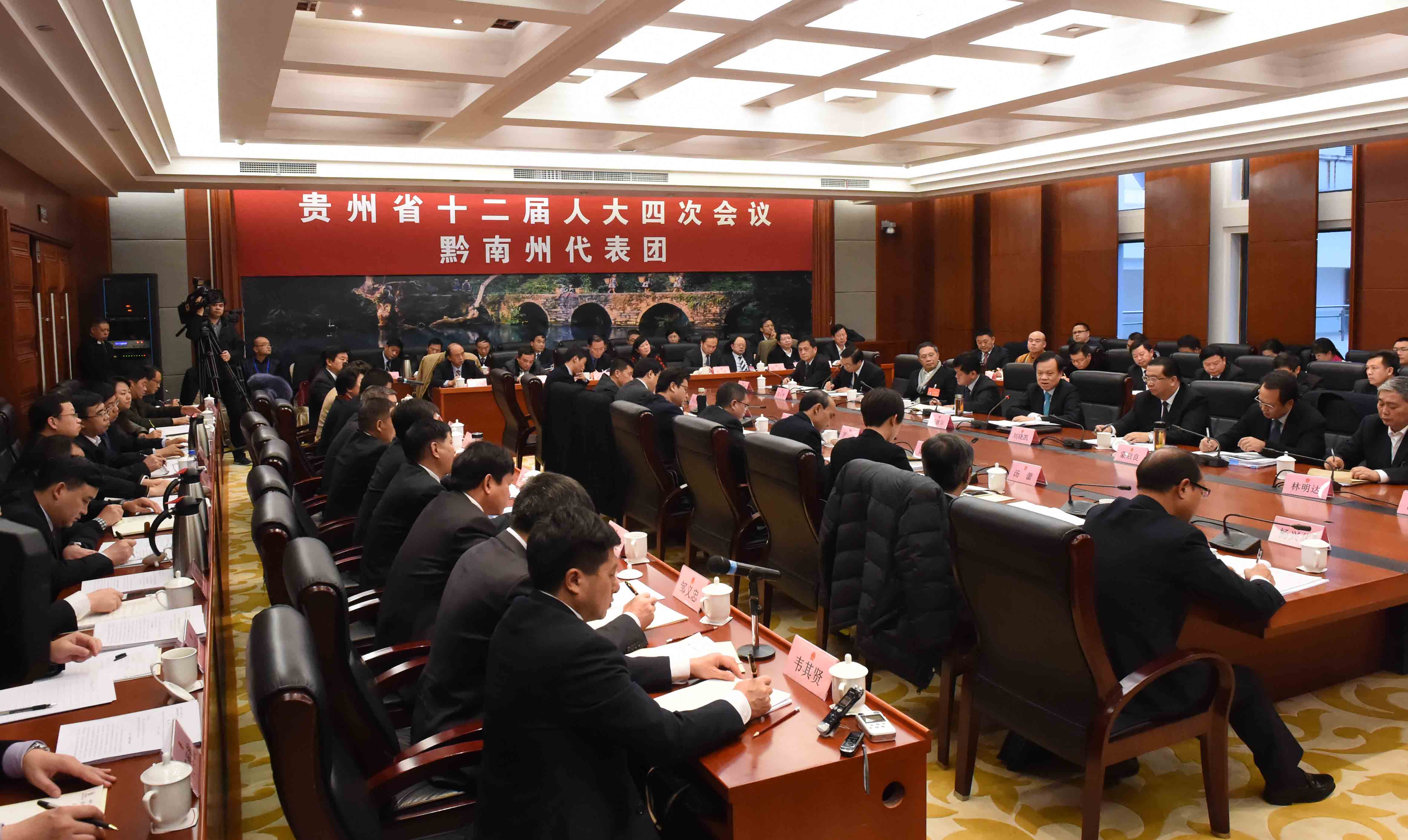 1月28日，省委书记陈敏尔来到黔南代表团，与代表们一起审议省人大常委会工作报告和地方立法条例修正案。黄晓青 摄