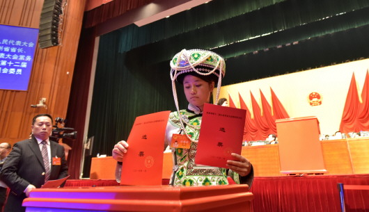 在省十二届人大四次会议第三次全体会议上,代表投下神圣的一票。记者　李勇　邓刚　摄