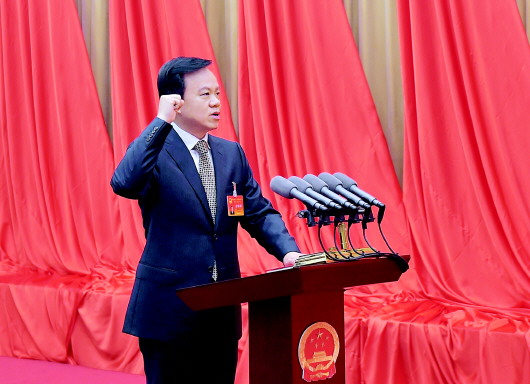陈敏尔在当选贵州省第十二届人民代表大会常务委员会主任后,向宪法宣誓。黄晓青　摄