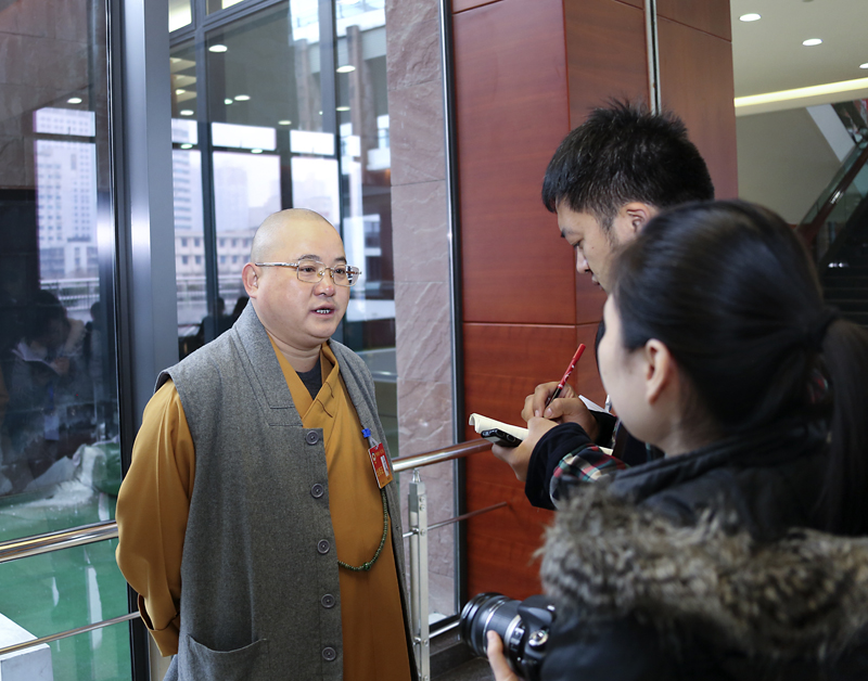 接受采访的佛教界代表