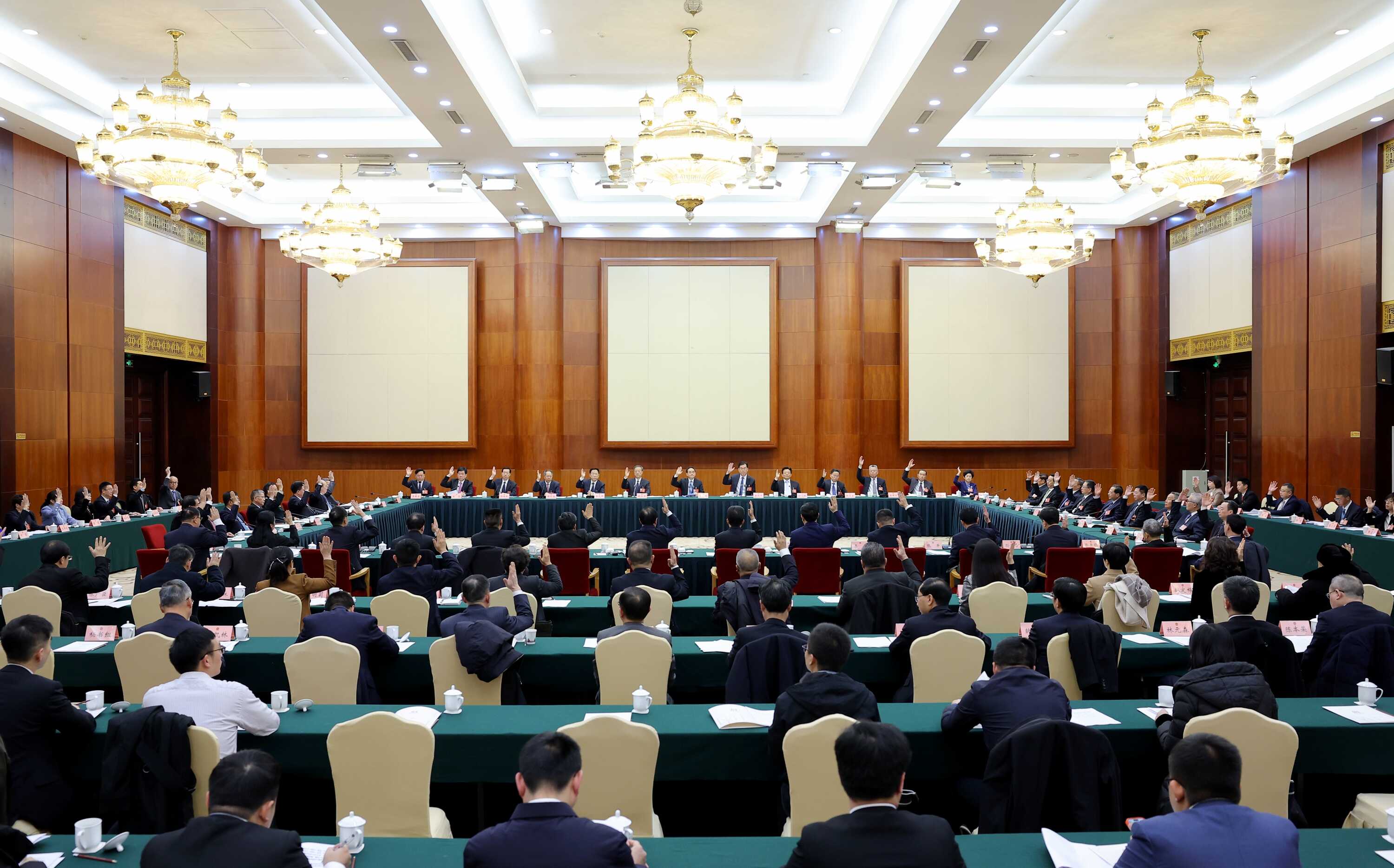 省十四届人大二次会议主席团举行第一次会议 徐麟主持