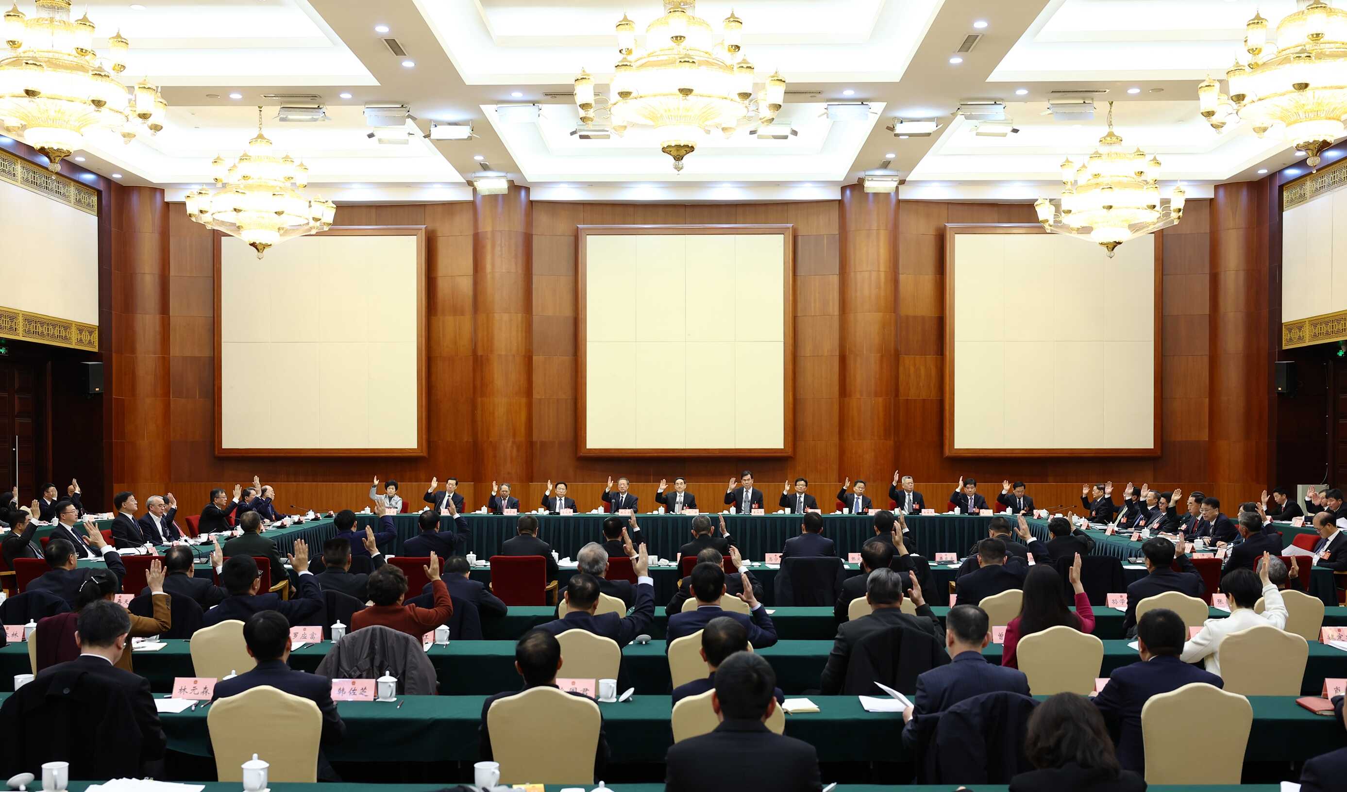 省十四届人大二次会议主席团举行第二次会议 徐麟主持