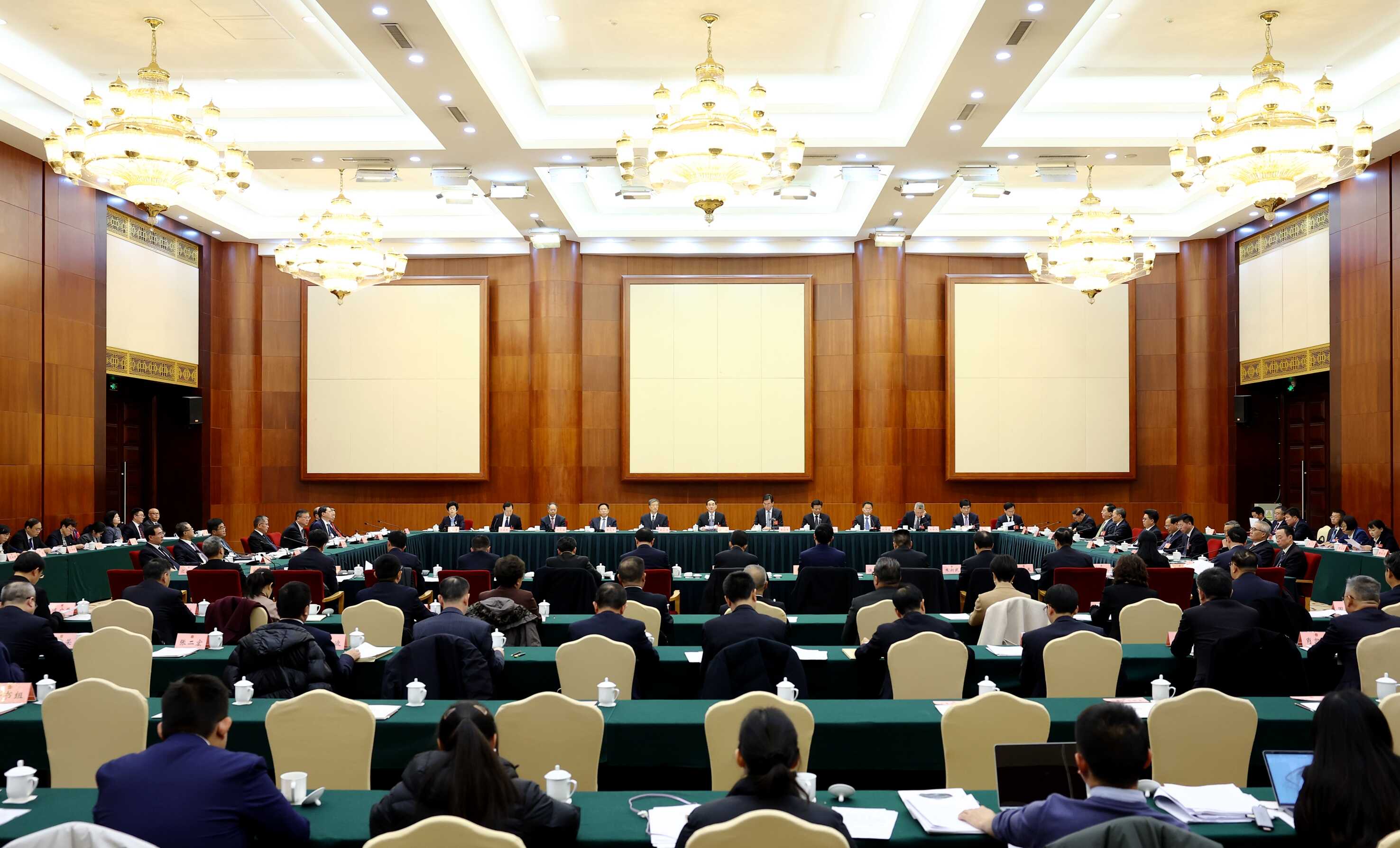 省十四届人大二次会议主席团举行第三次会议 徐麟主持