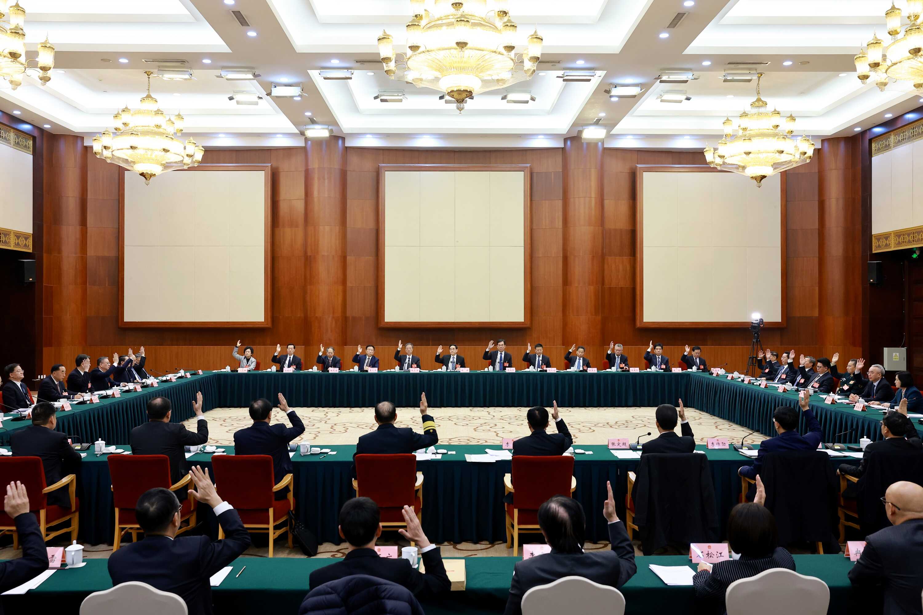 省十四届人大三次会议主席团举行第二次会议 徐麟主持