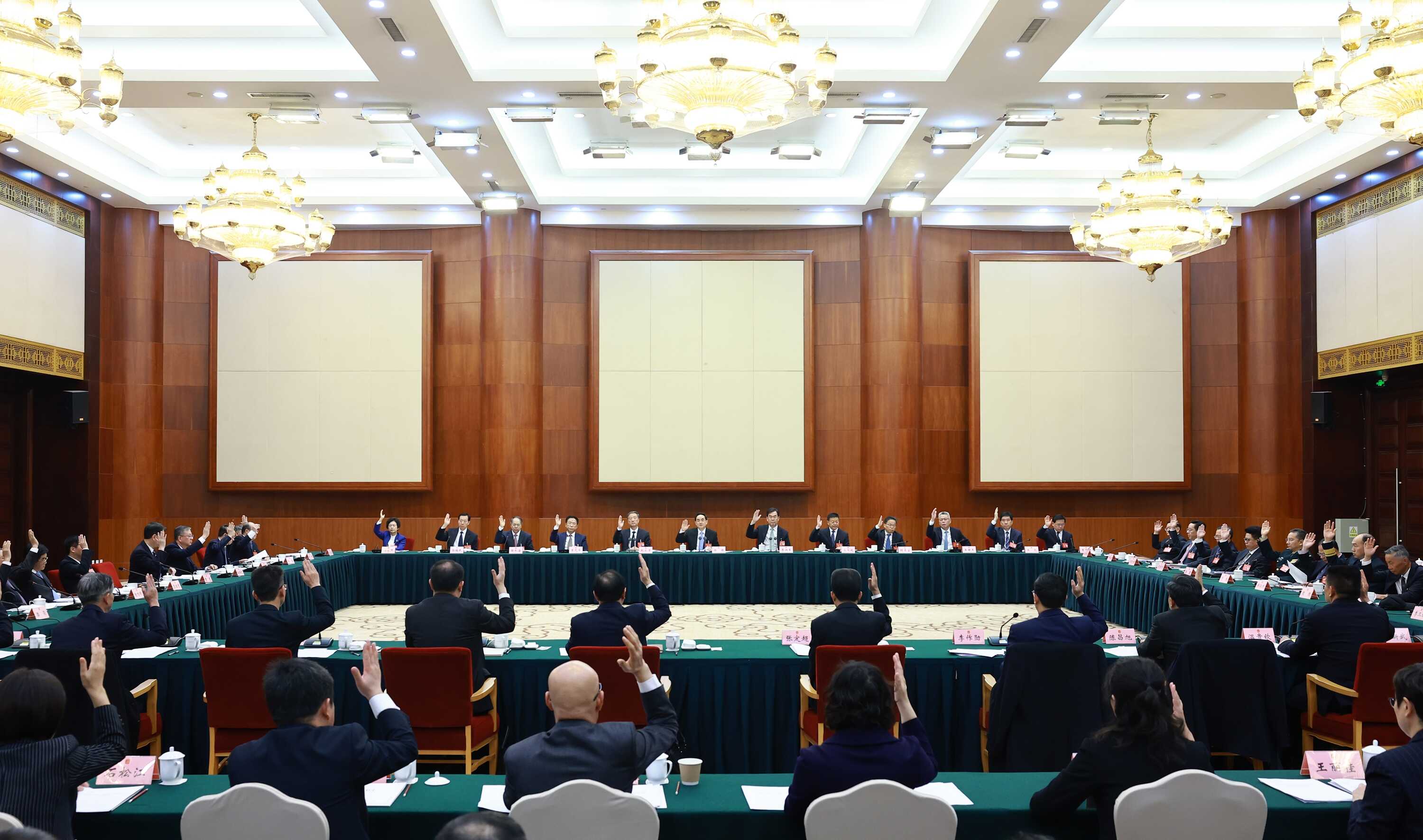 省十四届人大三次会议主席团举行第三次会议 徐麟主持