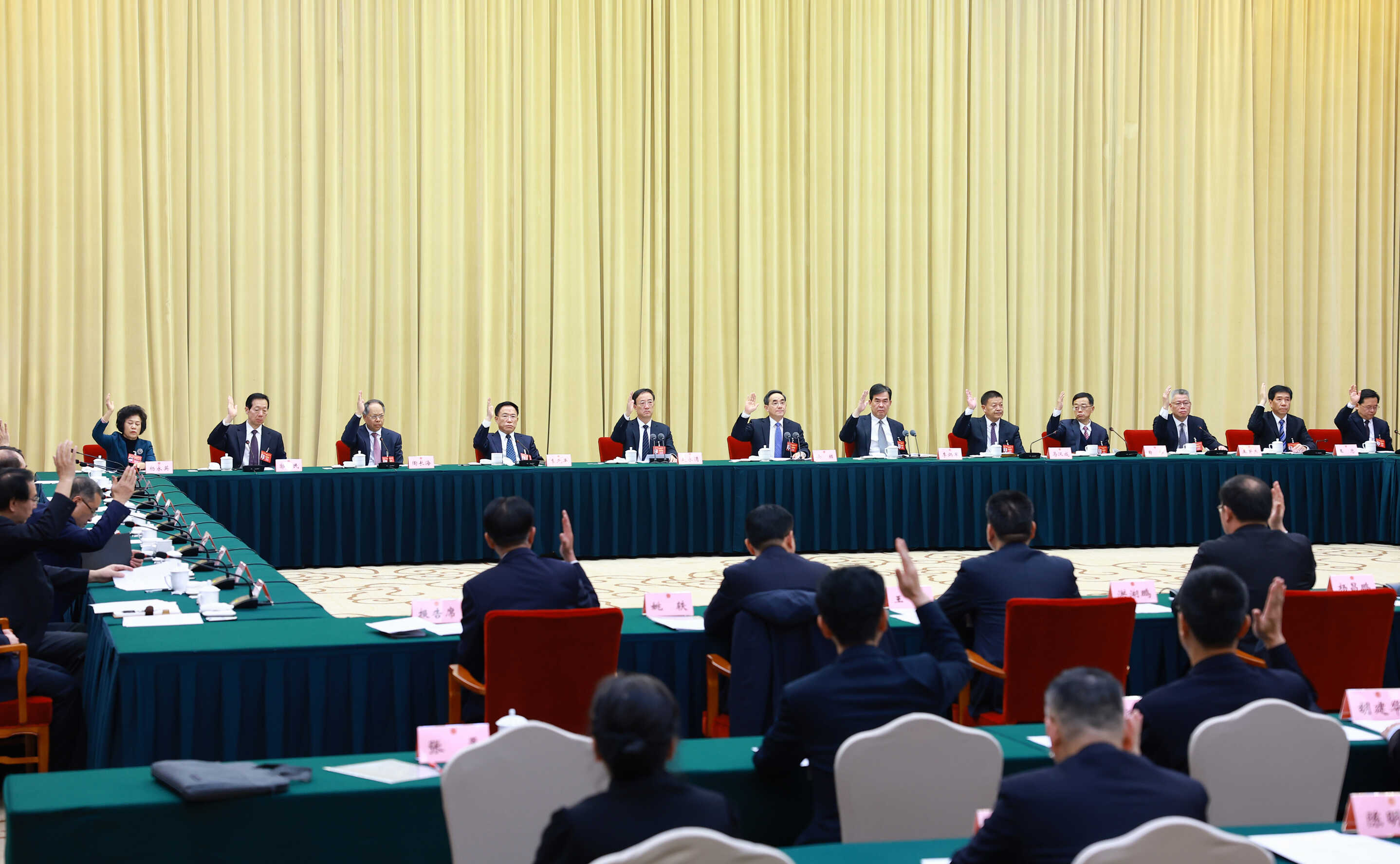 省十四届人大四次会议主席团举行第二次会议 徐麟主持