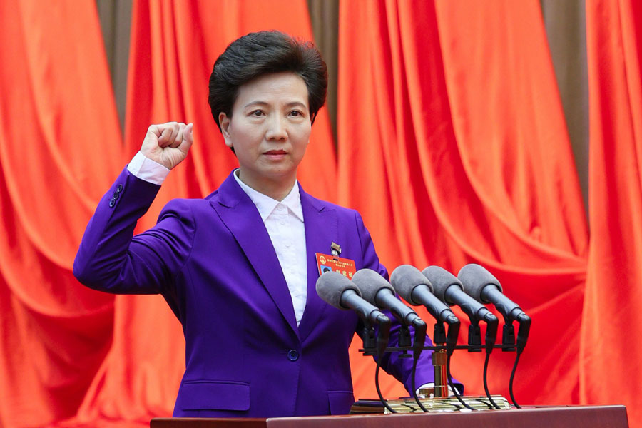 向宪法和人民庄严承诺——省十三届人大四次会议新当选国家工作人员宣誓就职