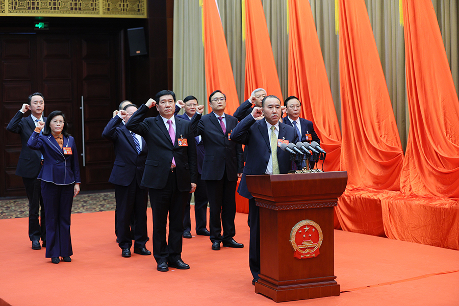 向宪法和人民庄严承诺——省十三届人大四次会议新当选国家工作人员宣誓就职