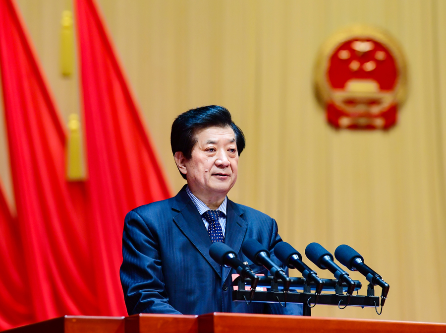 省人大常委会副主任孙永春向大会作省人大常委会工作报告。