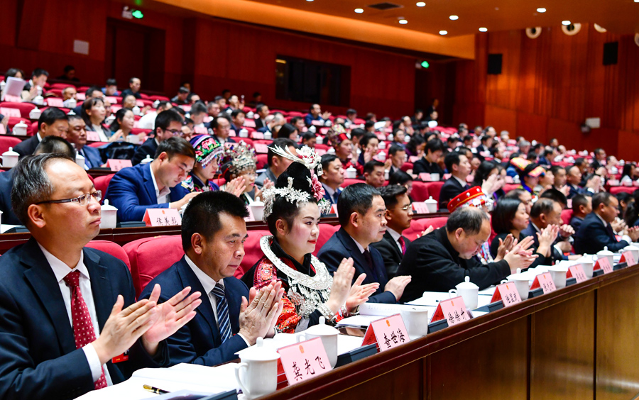 省人大代表审议省人大常委会工作报告