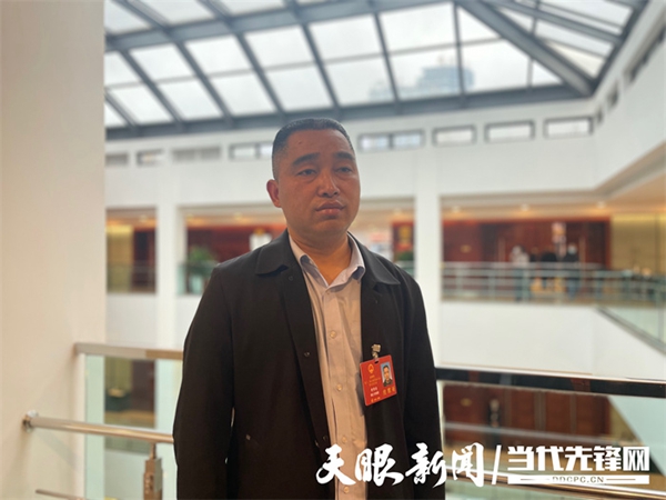 黄秀金代表：小乡村里也有大发展