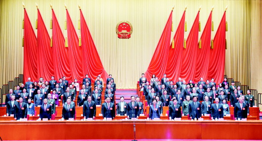 1月31日,省十三届人大一次会议在庄严的国歌声中胜利闭幕。　　