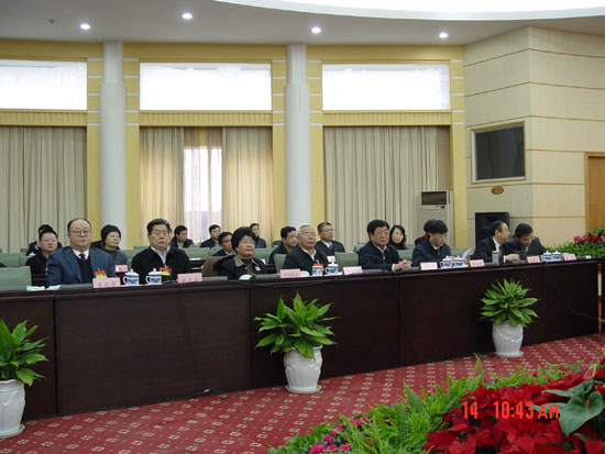 省第十一届人大二次会议主席团第二次会议在省人大二楼圆厅召开（组图）