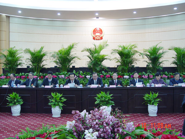 省十一届人大二次会议主席团举行第四次会议，石宗源主持