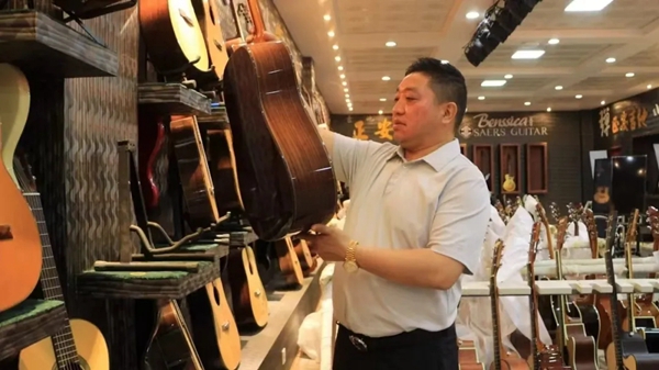 郑传玖代表：用一把吉他奏响致富曲