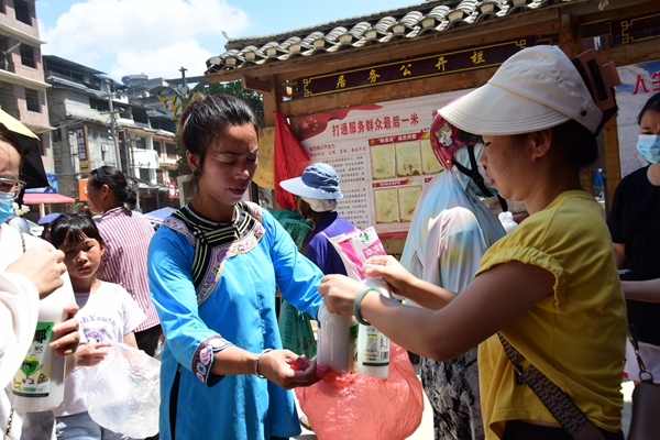 浊浪中的巾帼旗：人大代表石彩单的为民担当