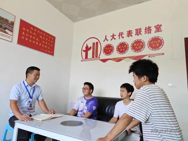 乌江畔踏出双岗履职路——记息烽县流长镇人大代表尹明凯