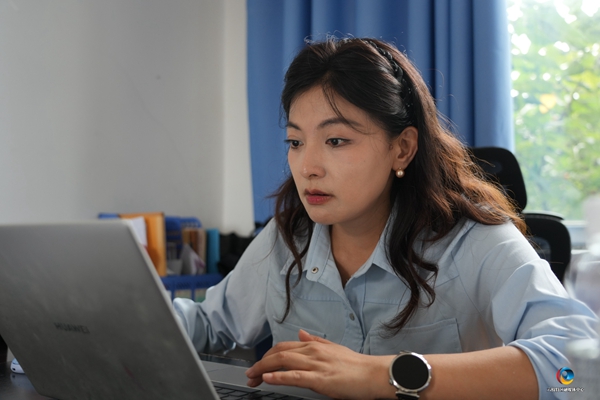 张黎代表：‌扎根教育一线 架起民生连心桥