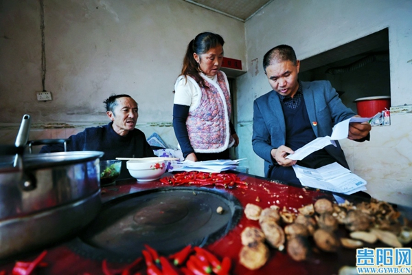 雨中背起群众，田埂上谋划振兴！一位村支书与一个布依族村庄的暖心变迁