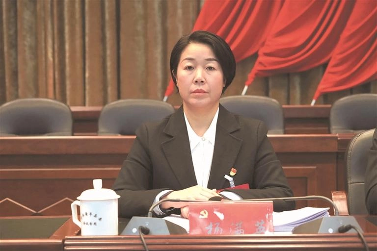 杨满英代表： 情暖街头“奔跑者”