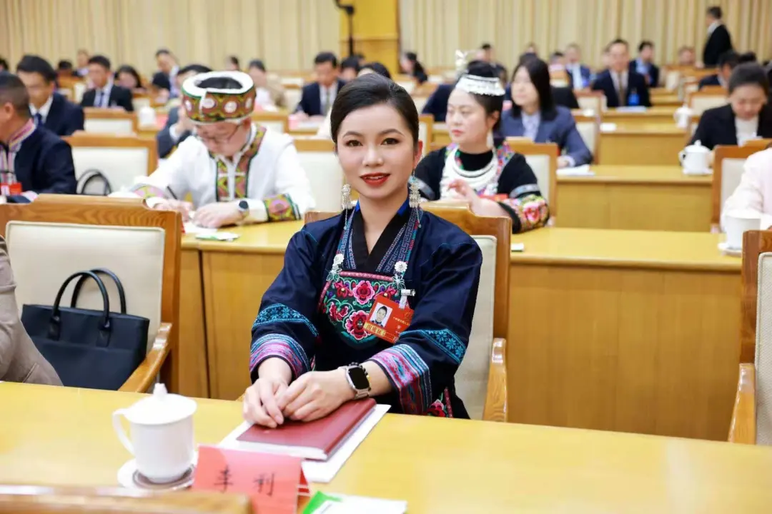 全国人大代表李利：指尖传承非遗，履职“绣”出民心
