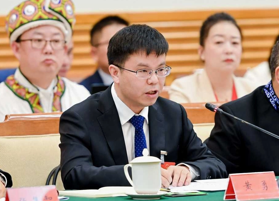 两会我关心｜黄勇代表：让科技创新与产业创新“握指成拳”