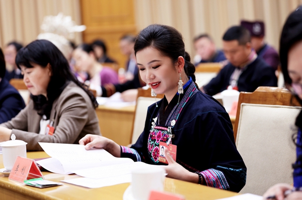 李利代表：带领各族绣娘共绘美好新图景