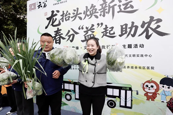 全国人大代表廖莎归来第一站：252路边惠农站坝坝会！