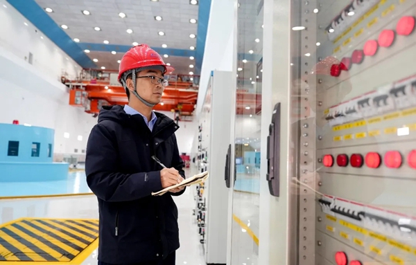 郑伟：乌江渡上“追光者”