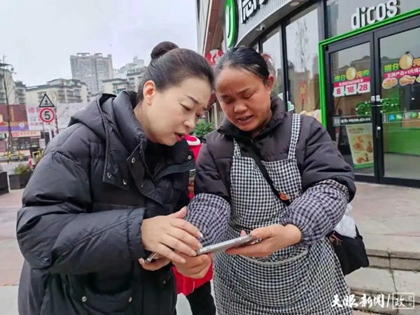 这天清晨，252路公交车上为何拉起了家常