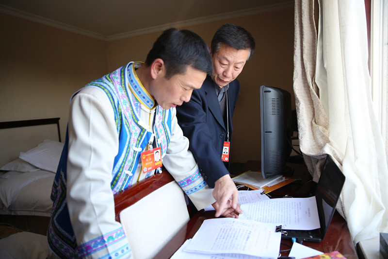 工作组人员指导代表做好议案建议的准备.jpg