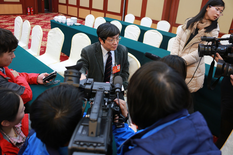 记者“围堵”代表