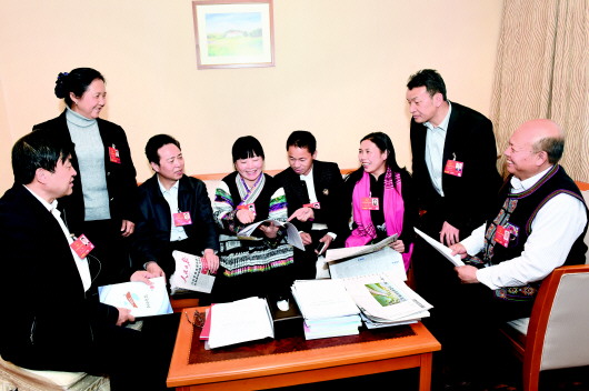 3月11日,贵州代表团会议结束后,代表们意犹未尽,聚在一起继续讨论交流。