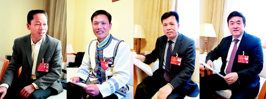 基层代表梁文同(右一)、花全(左二)