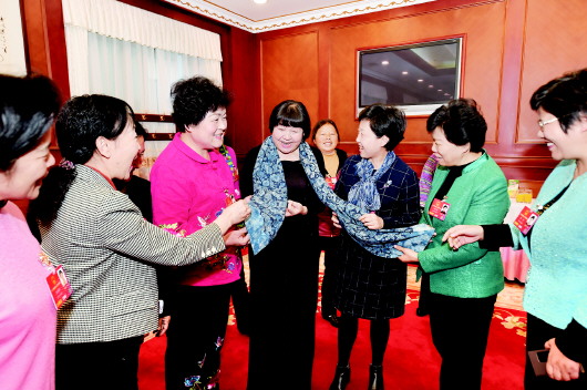 会余时间,女代表们聚在一起展示贵州少数民族服饰。
