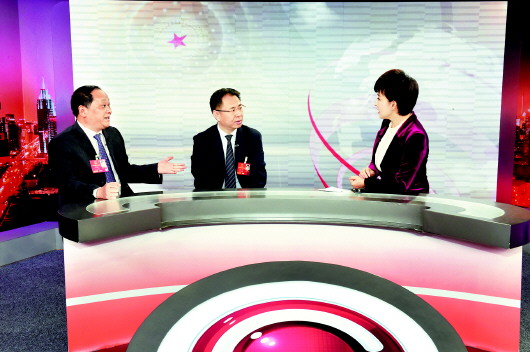 针对就医话题,媒体专访王伟代表(中)