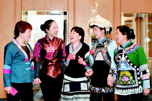 会场内她们认真履行代表职责,会场外她们姐妹情深。