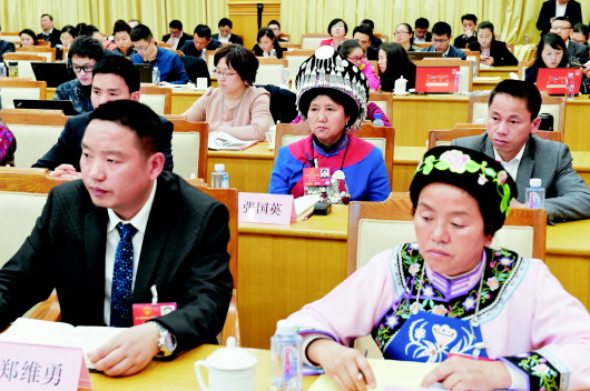 出席十二届全国人大四次会议的我省代表认真审议《政府工作报告》。