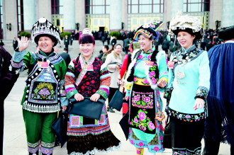 3月8日,四川代表团王安兰代表(左三)和贵州代表团张国英、蔡群、王菁等代表一起交流。　　　　　　　　　　　　