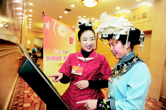 全国人大代表查看当天两会报道