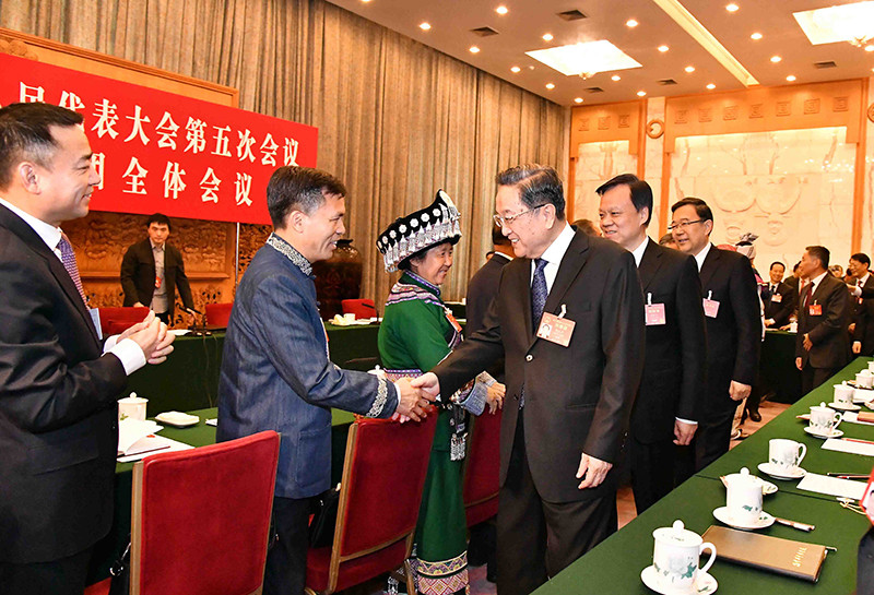 俞正声：动员各方面力量打赢脱贫攻坚战