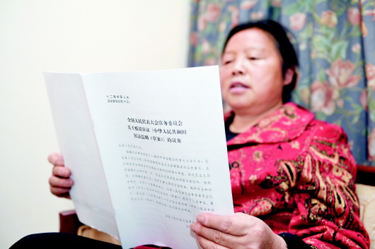 杨爱东代表在休息时间审议民法总则草案