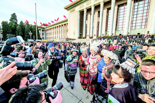 贵州代表团少数民族同胞备受媒体记者关注。