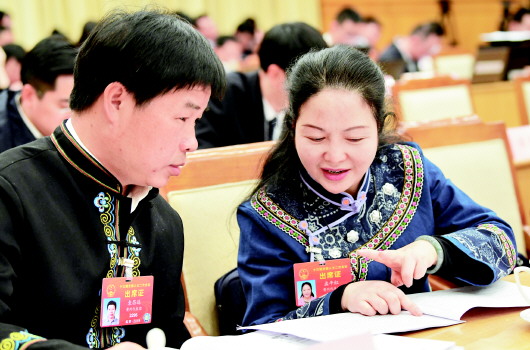 3月12日,十三届全国人大二次会议贵州代表团举行全体会议,审议外商投资法草案修改稿和最高人民法院工作报告、最高人民检察院工作报告。孟平红代表(右)和袁昌选代表在交流。贵州日报当代融媒体记者　黄晓青　摄