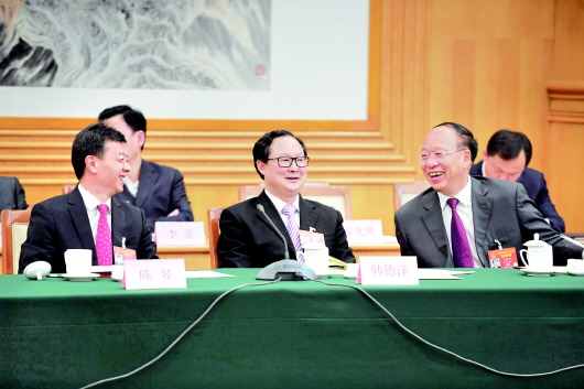 3月12日,十三届全国人大二次会议贵州代表团举行全体会议,审议外商投资法草案修改稿和最高人民法院工作报告、最高人民检察院工作报告。代表热烈交流。 贵州日报当代融媒体记者　邓刚　摄