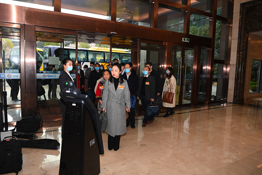 贵州省全国人大代表乘机赴京，出席即将召开的十三届全国人大四次会议