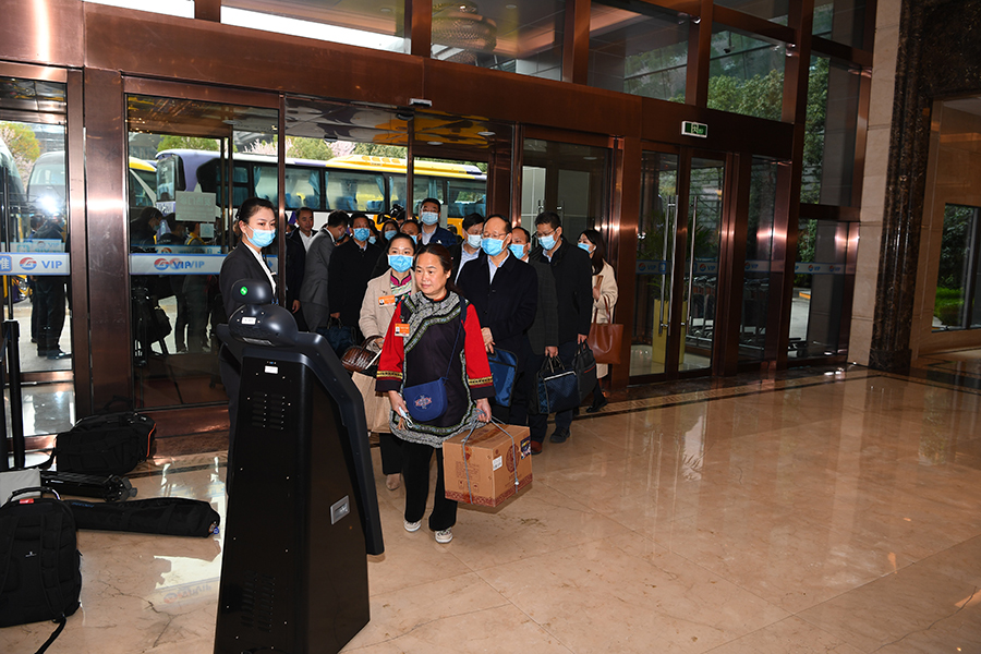贵州省全国人大代表乘机赴京，出席即将召开的十三届全国人大四次会议