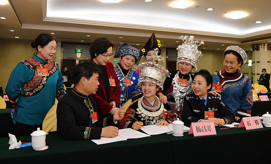 出席十三届全国人大四次会议的贵州代表团代表在交流讨论