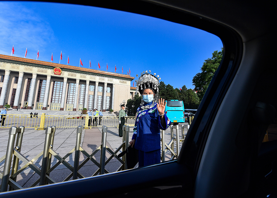 十张高清大图，记录全国人大代表石丽平走上“代表通道”的全过程